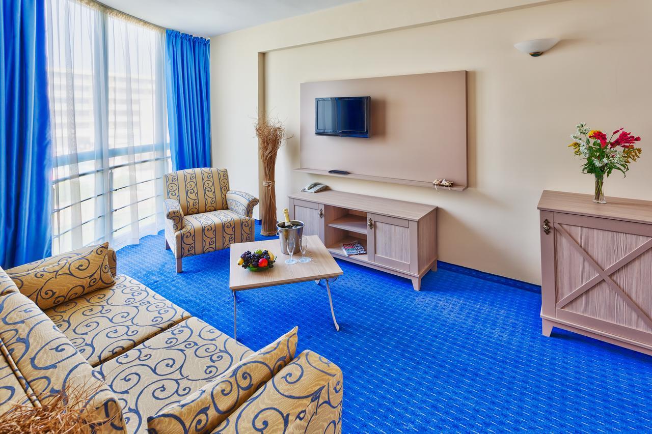 Das Club Hotel Pantai Sunny Bagian luar foto