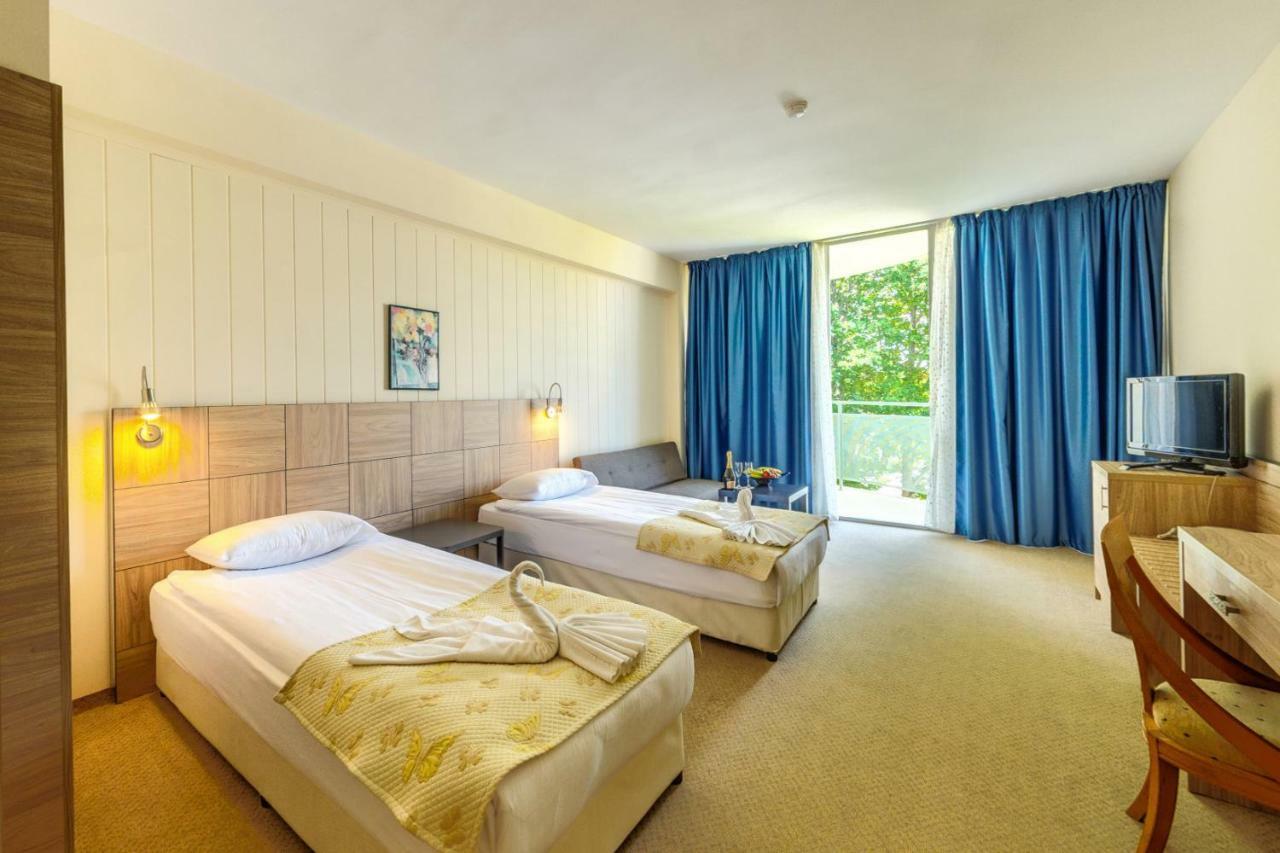 Das Club Hotel Pantai Sunny Bagian luar foto